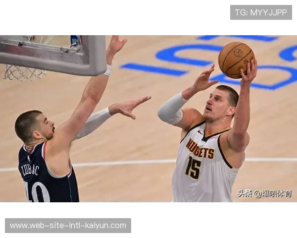 掘金约基奇高位策应能力成熟，主场战术体系展现统治力